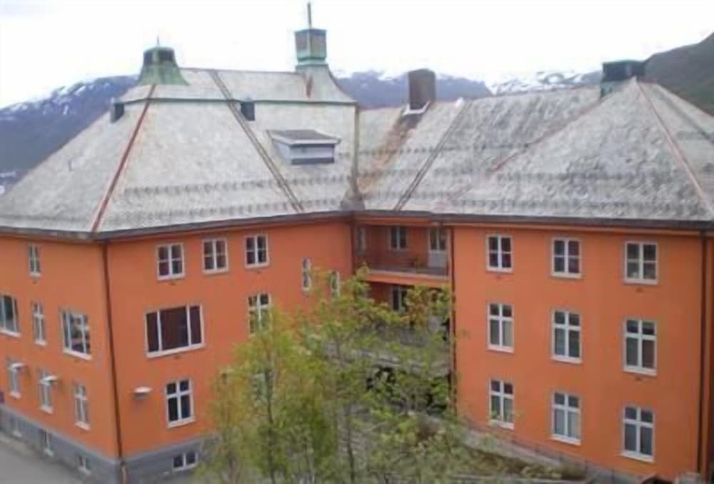 Enter St Elisabeth Suites 3/50