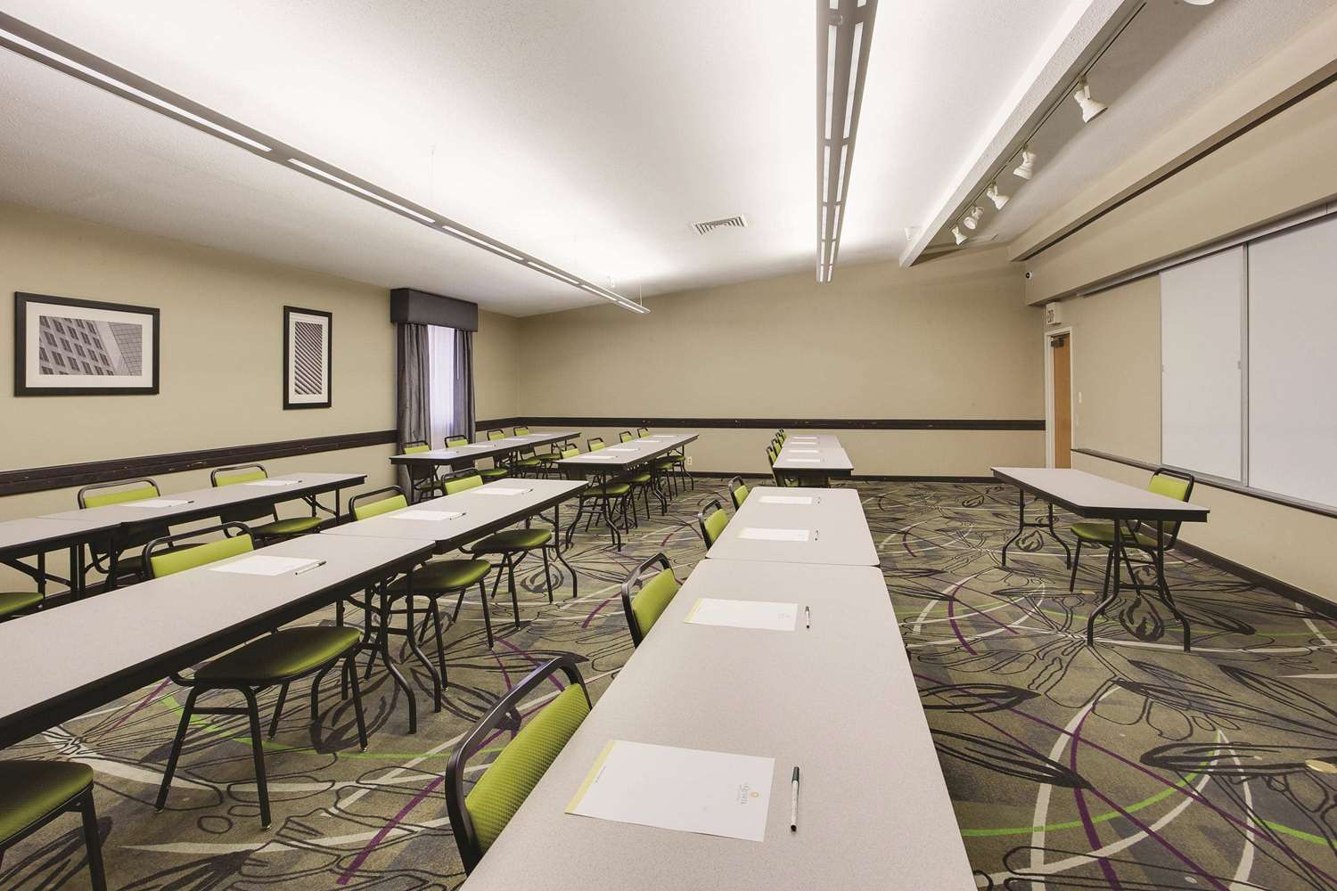 La Quinta Inn & Suites by Wyndham Detroit Metro Airport 49/55