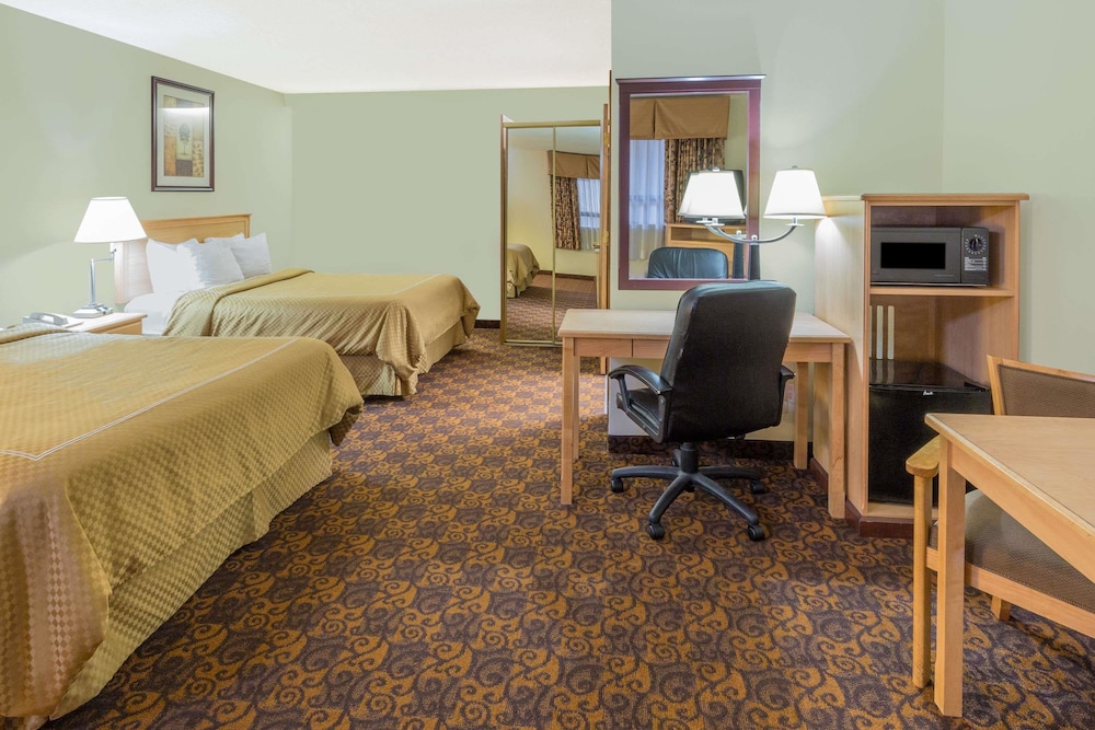 Days Inn by Wyndham Black Bear 13/19