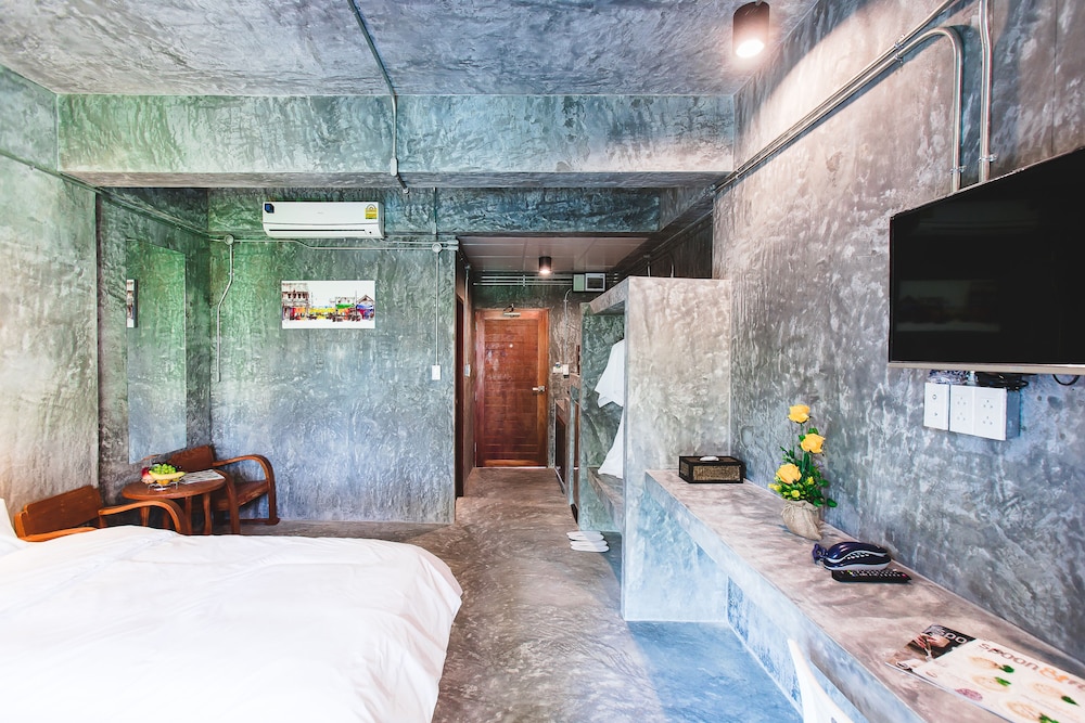 Stucco Loft Residency 36/72