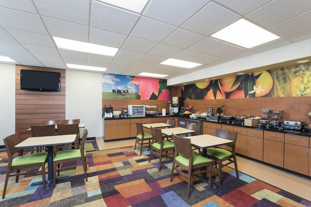 Spark by Hilton Bloomington 27/43