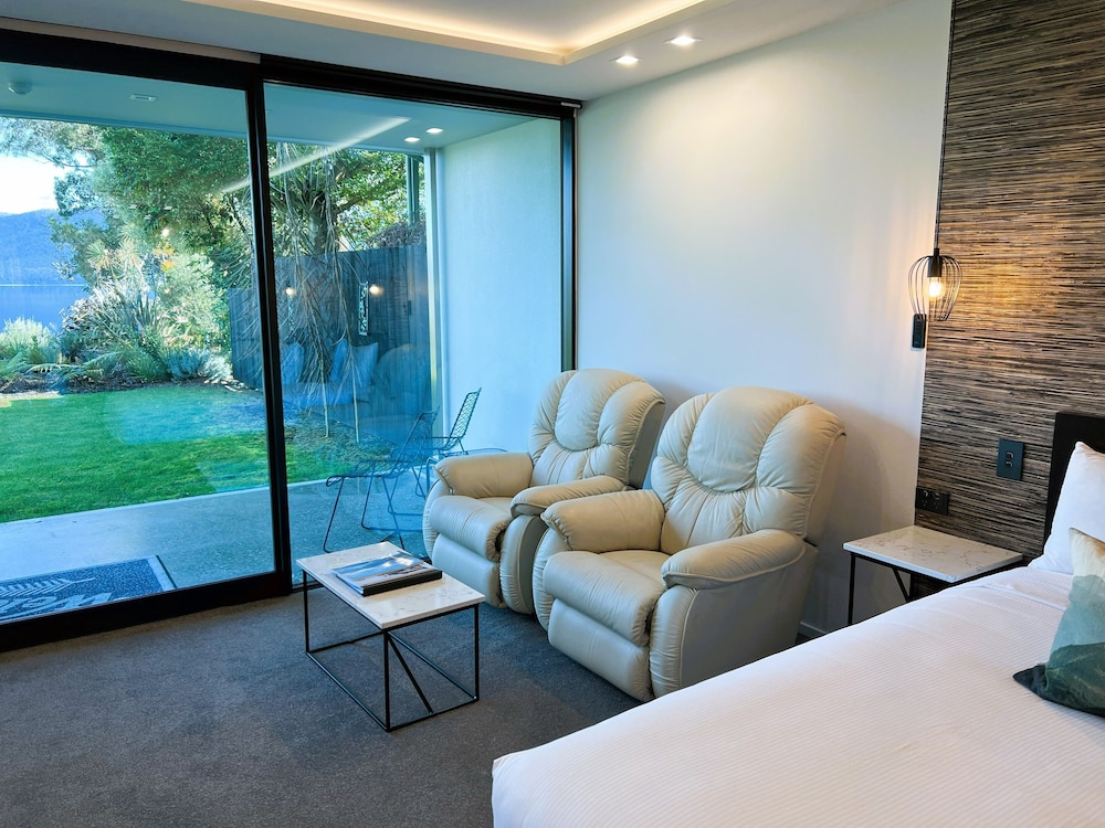 Fiordland Lakeview Motel and Apartments 49/67