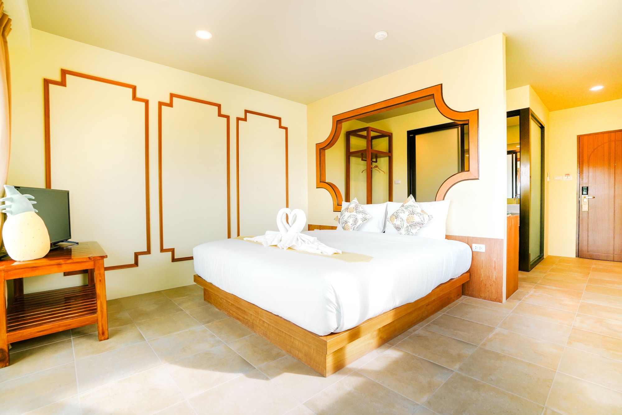 Space, Deluxe, King Bed, Town View، ROYAL PINEAPPLE HOTEL a welcome to wealth and good fortune 3/10