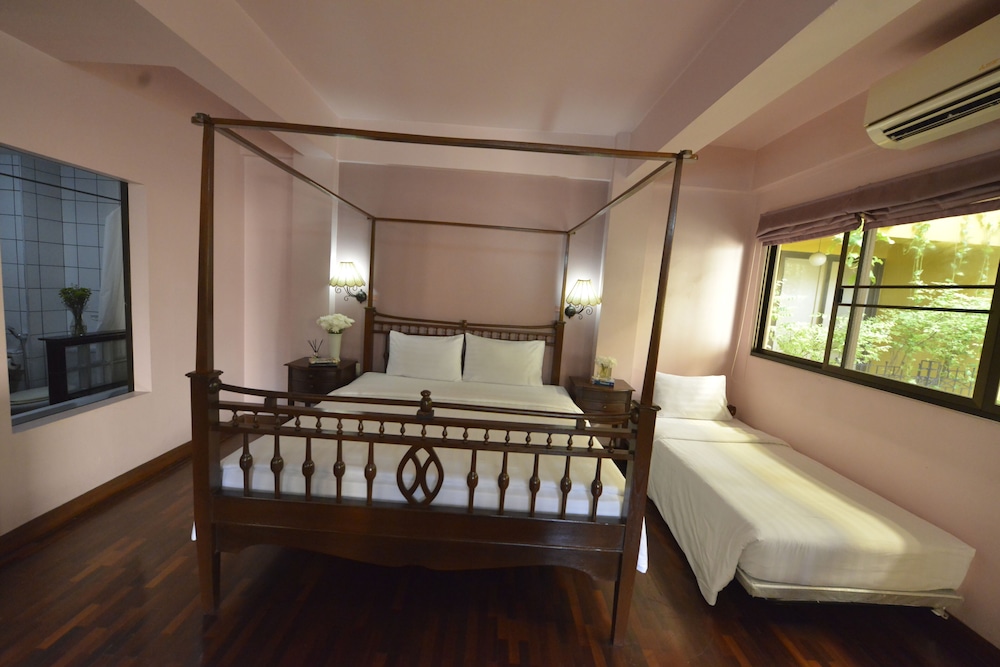 Grand, Deluxe, 1 King and 1 Single Beds