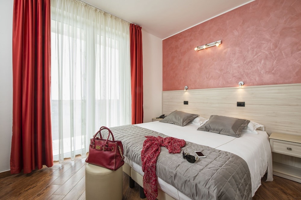 Simon Hotel 18/37