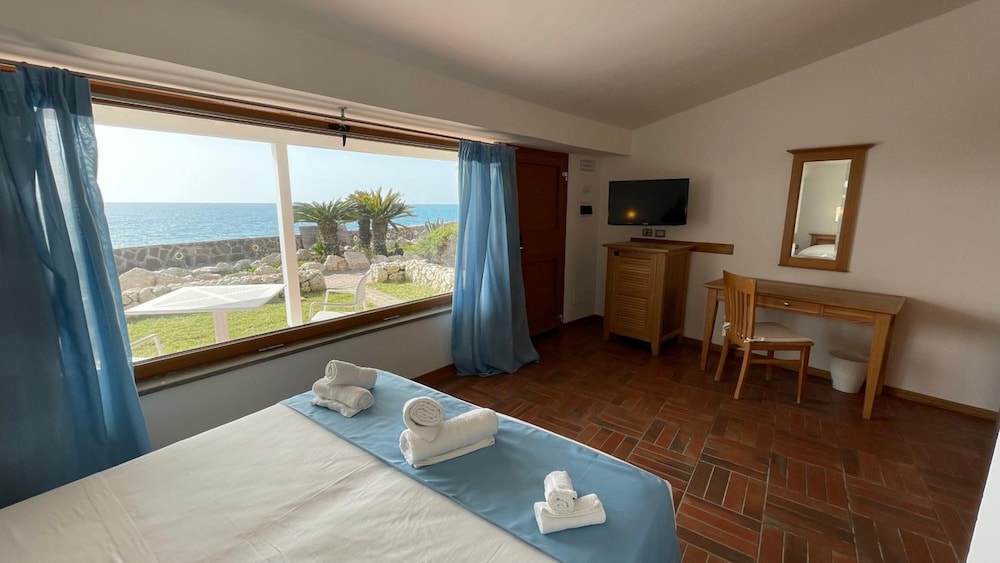 Le Mandrelle Beach Resort 12/28