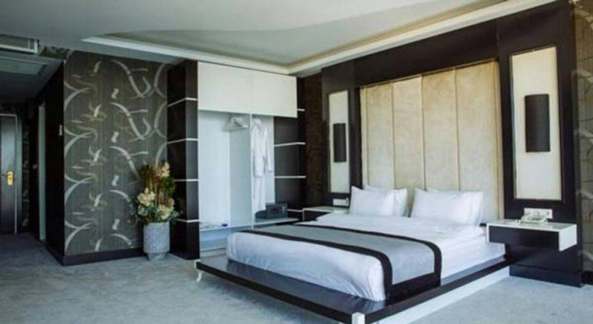 PASAPORT PIER HOTEL 22/79