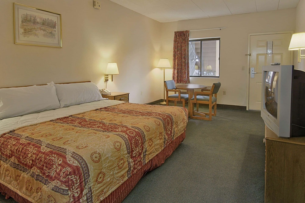 غرفة قياسية بسرير كينج، Days Inn by Wyndham Morehead 2/6