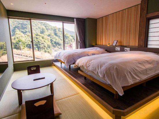 Standard, Twin Beds, Mountain View, Main Building, Corner