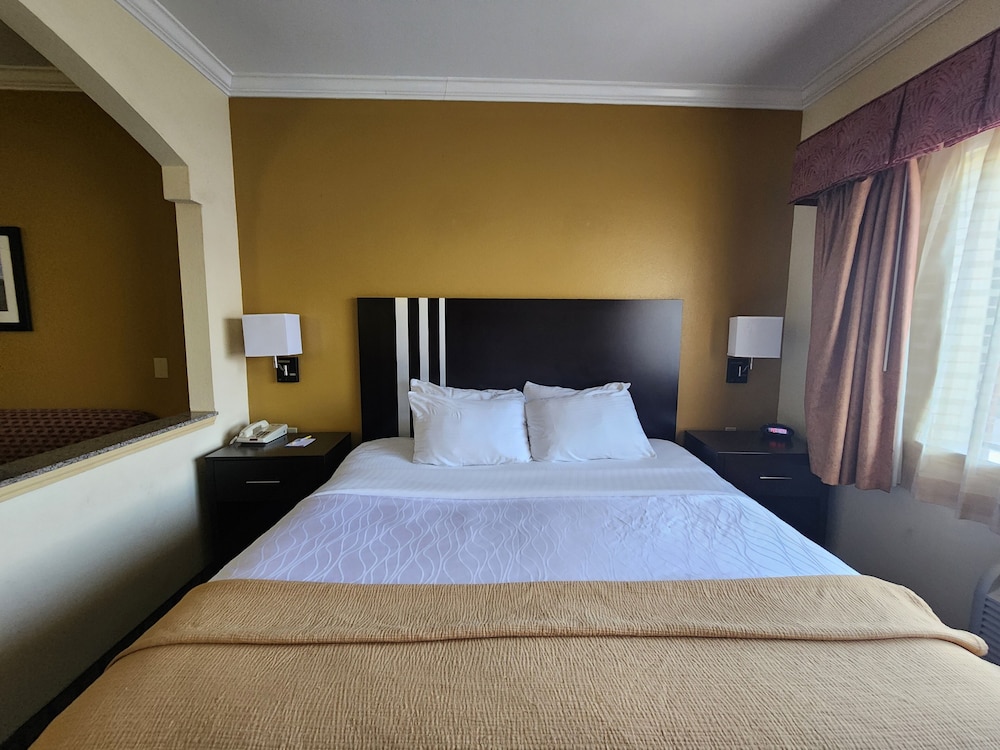 ROOM, KING BED
