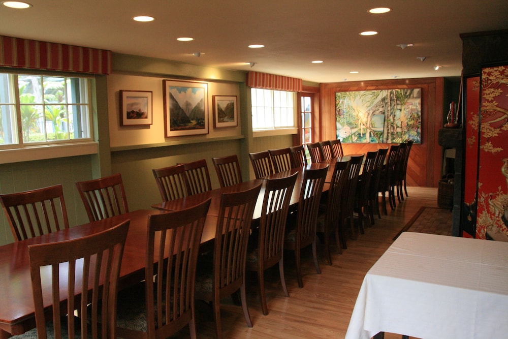Kilauea Lodge and Restaurant 58/76