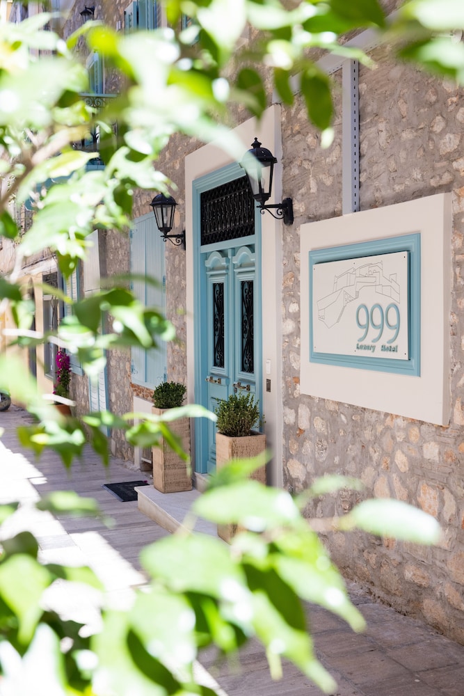 999 Luxury Hotel 5/53