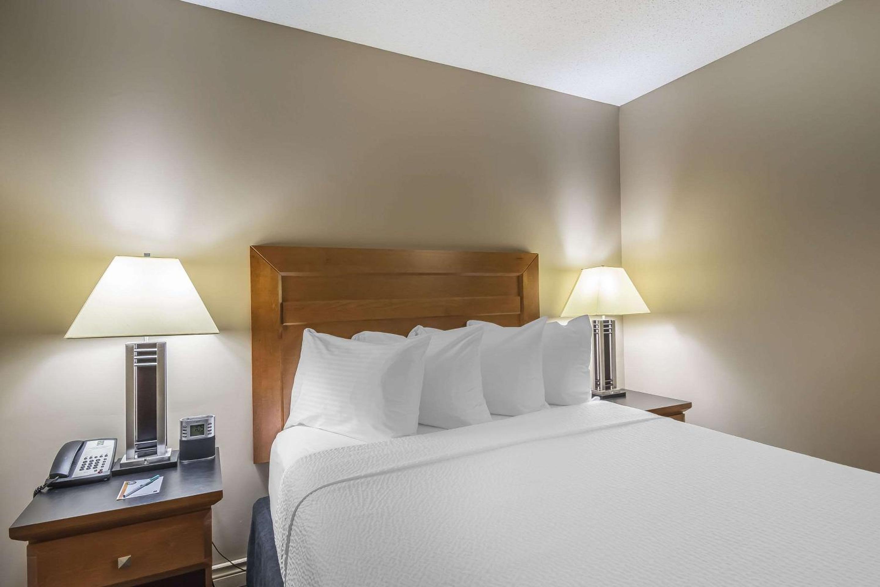 ROOM, QUEEN BED