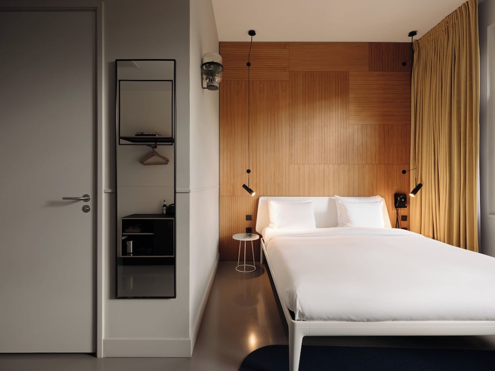 ROOM, DOUBLE BED