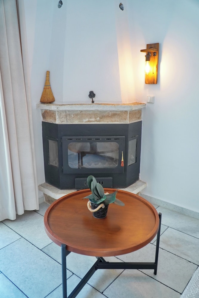 Camara Hotel 8/50