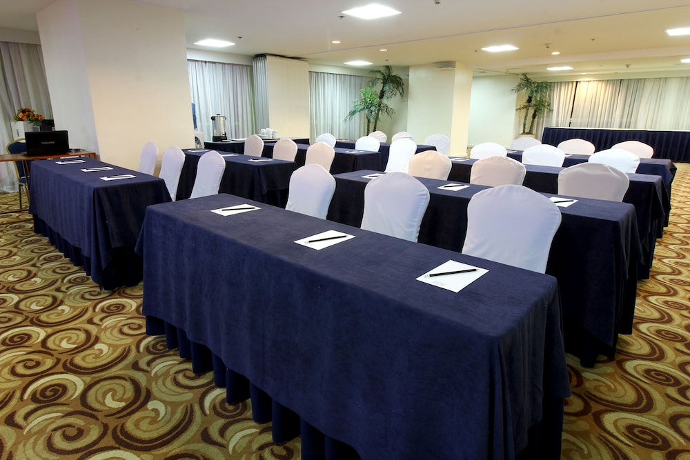 OXFORD SUITES MAKATI 35/41
