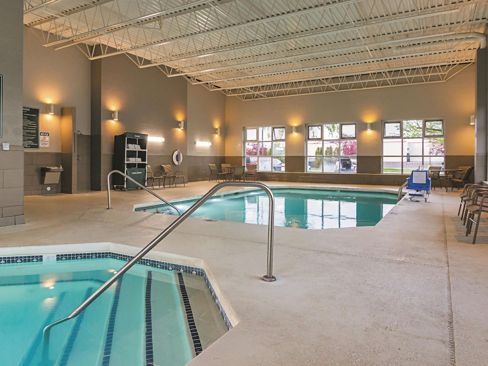 La Quinta Inn & Suites by Wyndham Detroit Utica 26/49