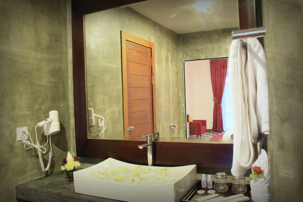 MEKONG ANGKOR PALACE HOTEL 68/70