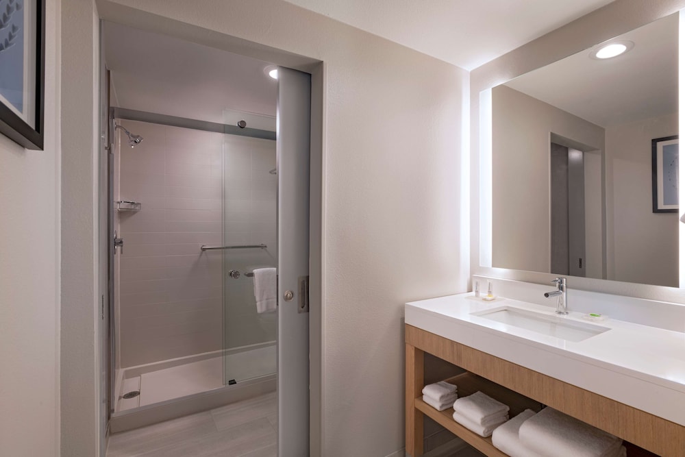Hyatt Place Austin / Lake Travis / Four Points 9/55
