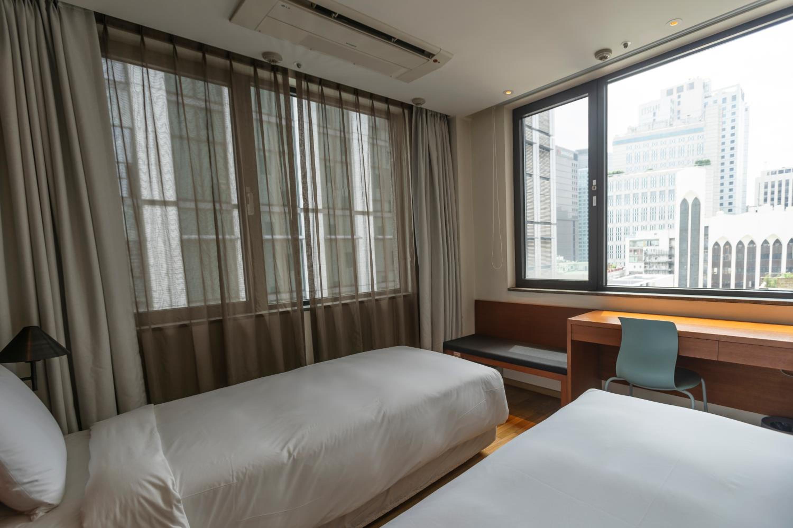 Adjoining, 3 Rooms, Exclusive Level