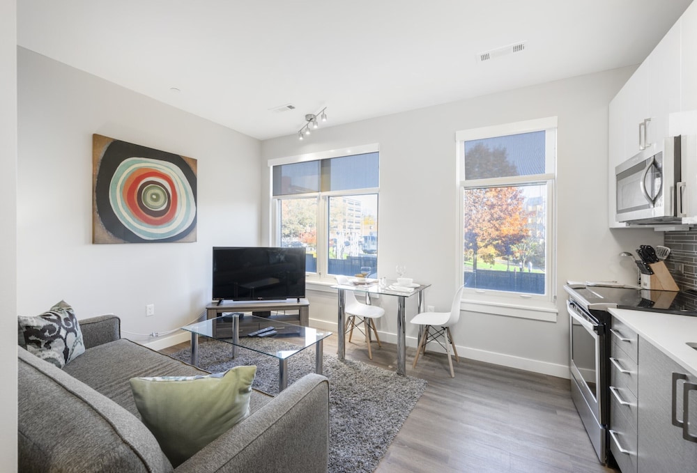Global Luxury Suites East Boston 23/50
