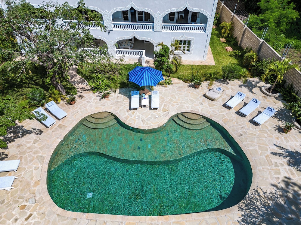 Hibiscus Apartments 68/75