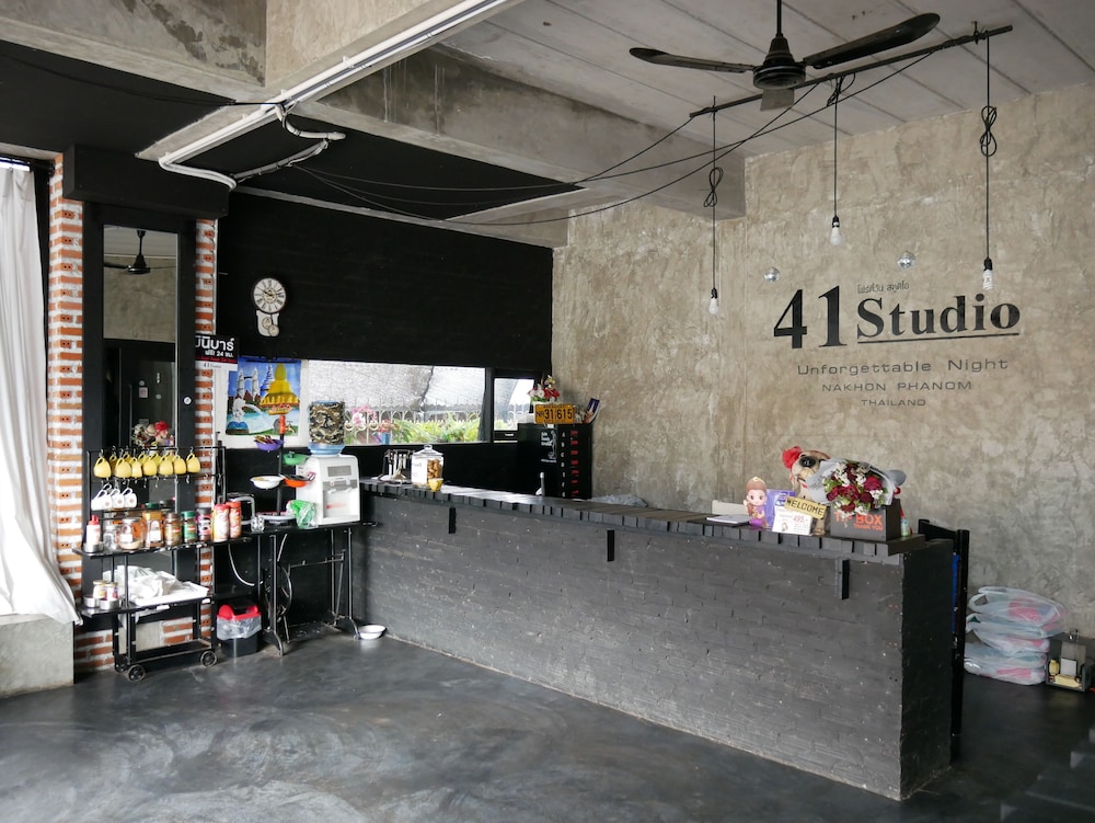 41 Studio - Adults Only 27/33
