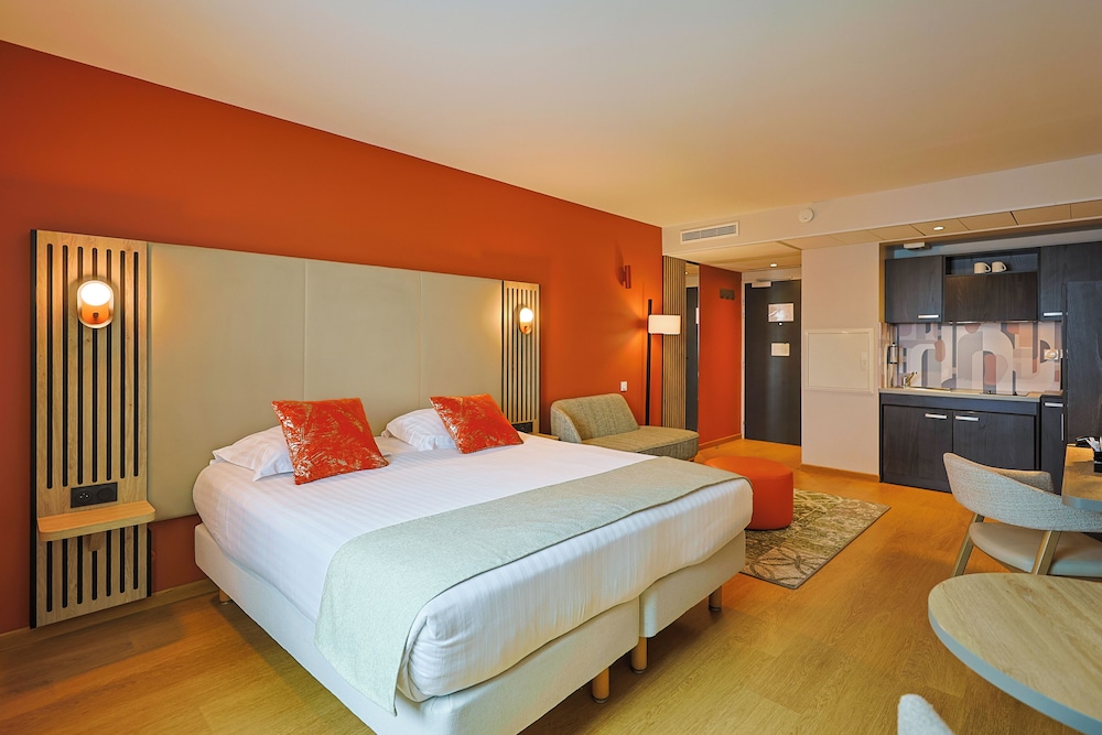 EXECUTIVE, QUEEN BED