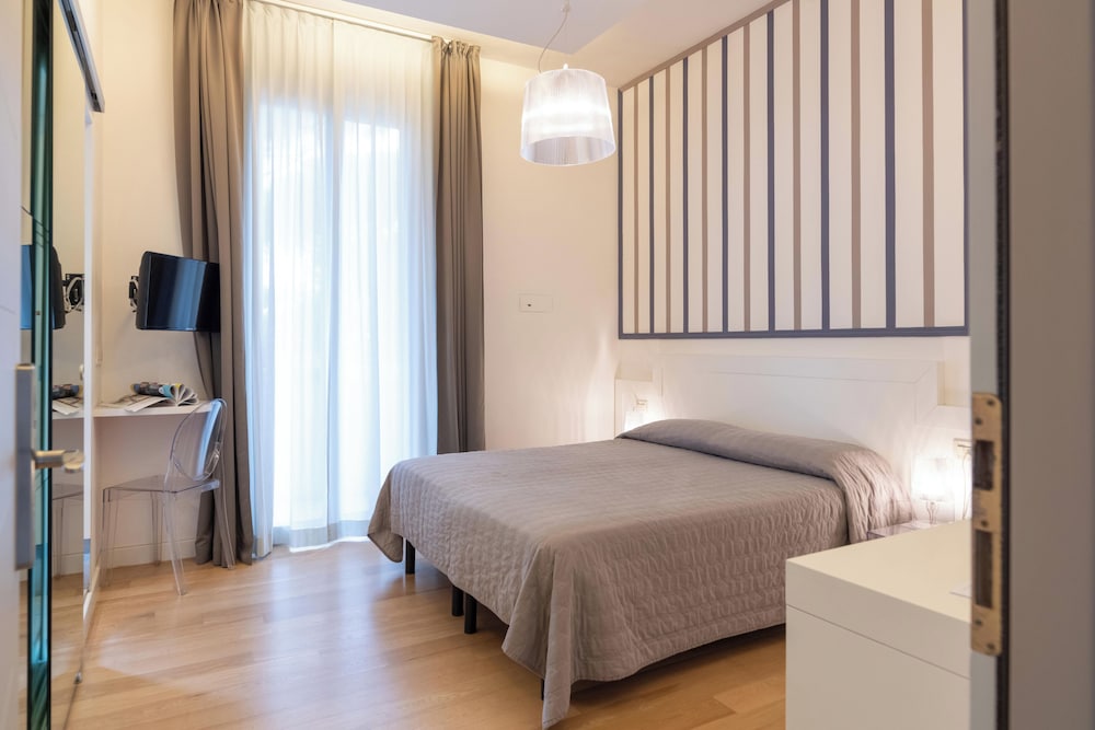 ROOM, QUADRUPLE