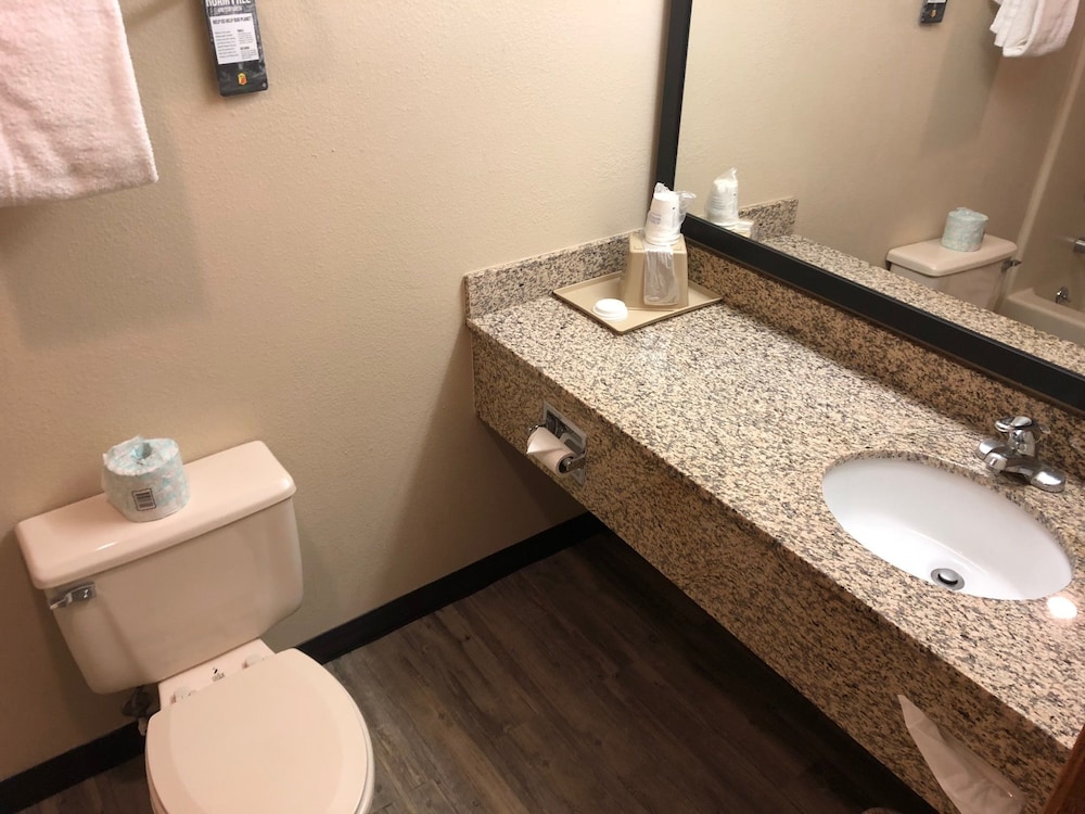 Super 8 by Wyndham LaGrande 7/36