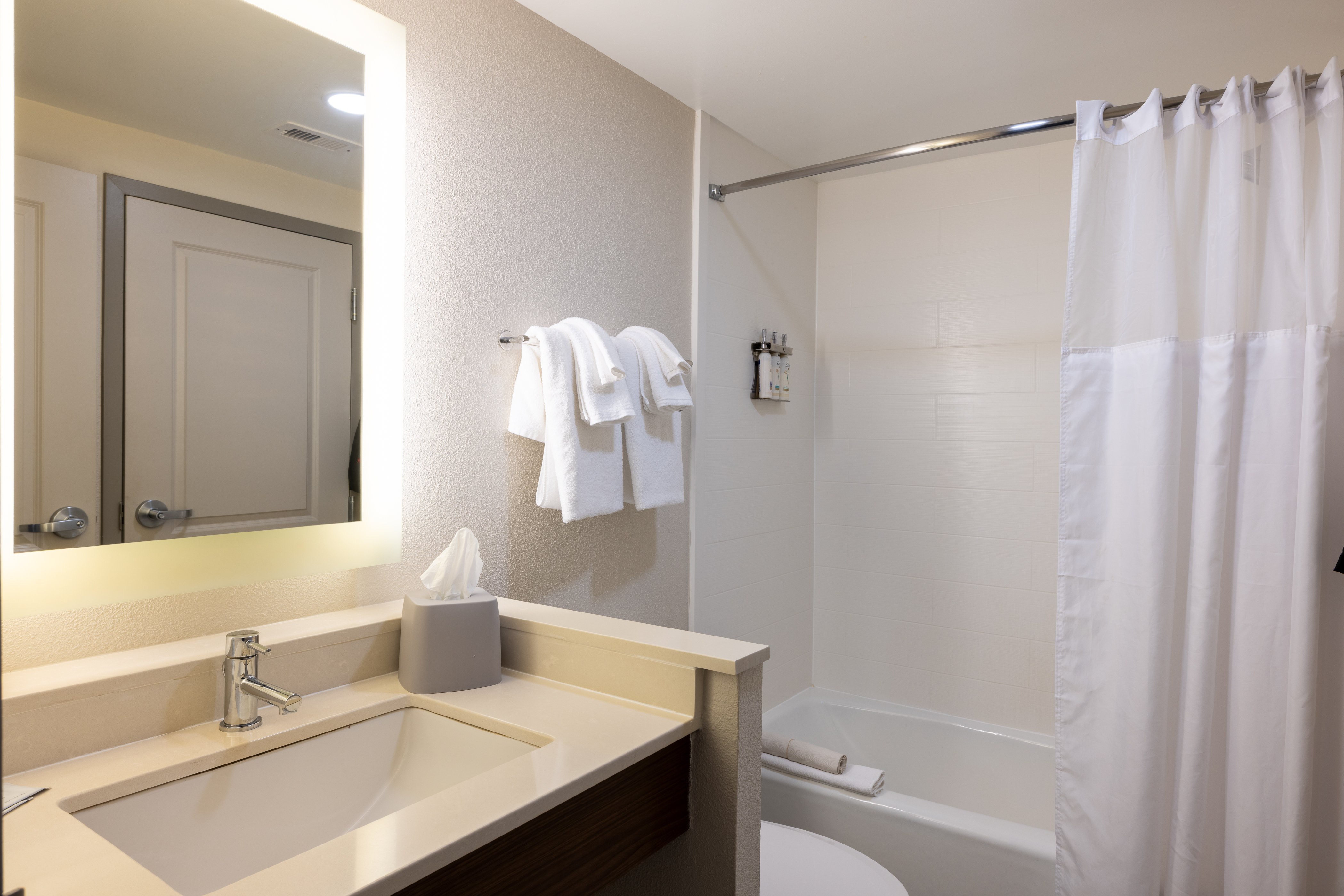 Holiday Inn Express Charleston US Hwy 17 & I-526 77/77