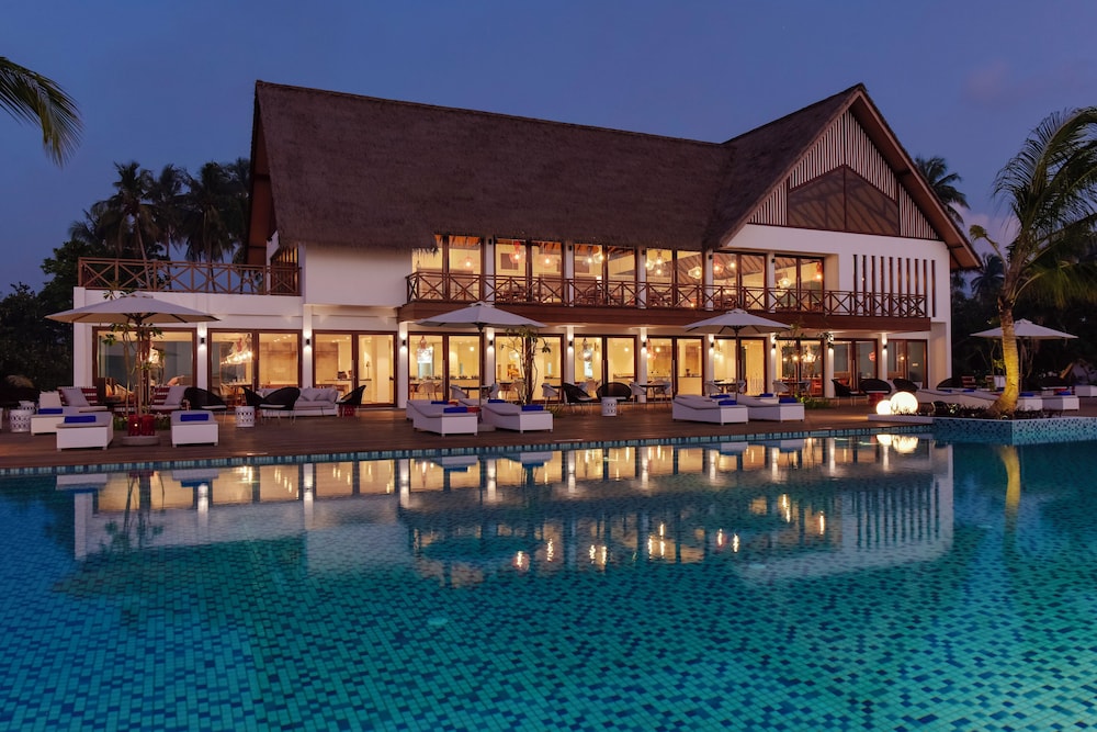 Mercure Maldives Kooddoo Resort 4/73
