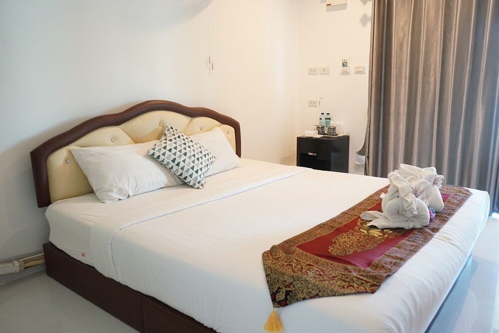 Chaiyai Riverfront Hotel 10/50