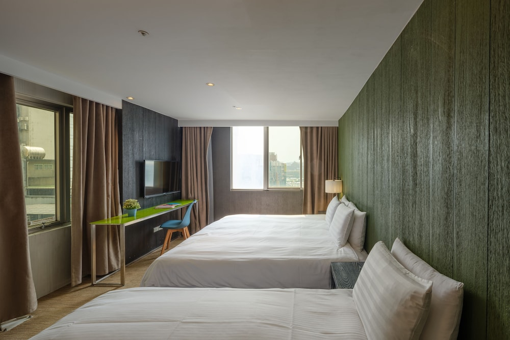 DELUXE, TRIPLE, MULTIPLE BEDS, BATHTUB