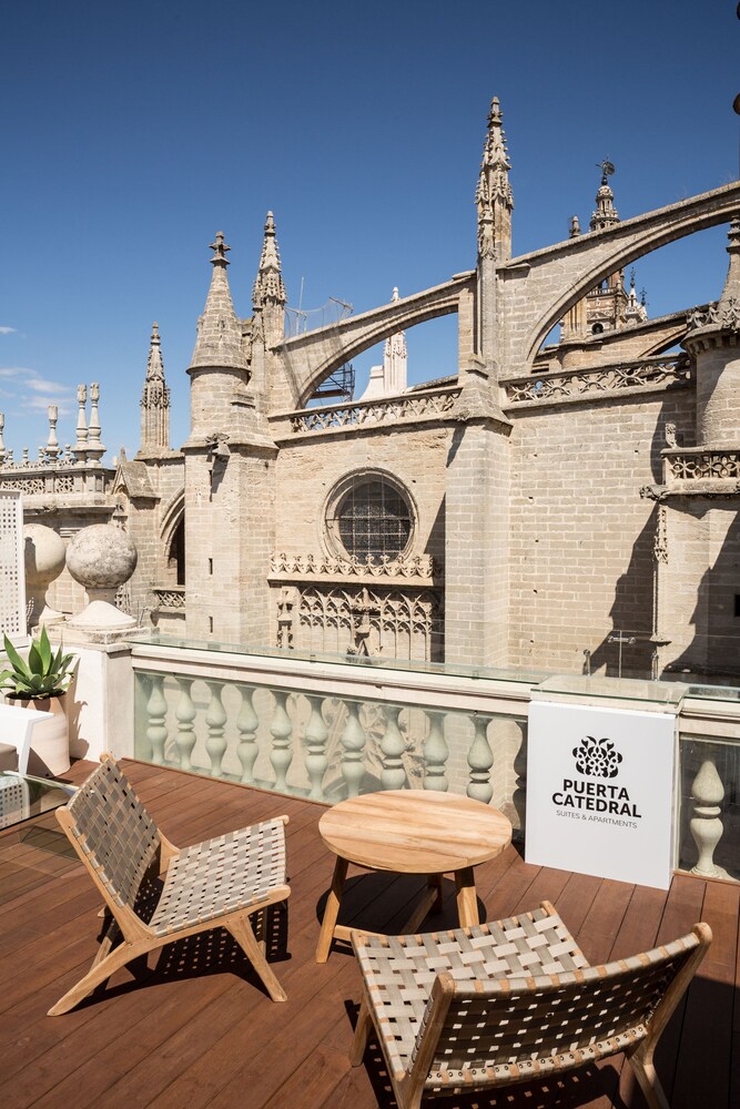 PUERTA CATEDRAL SUITES 47/50