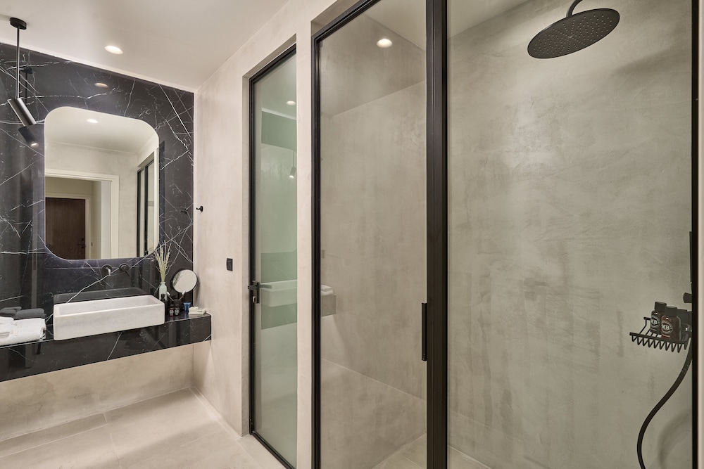 Ios Grand Pool Suites 50/50