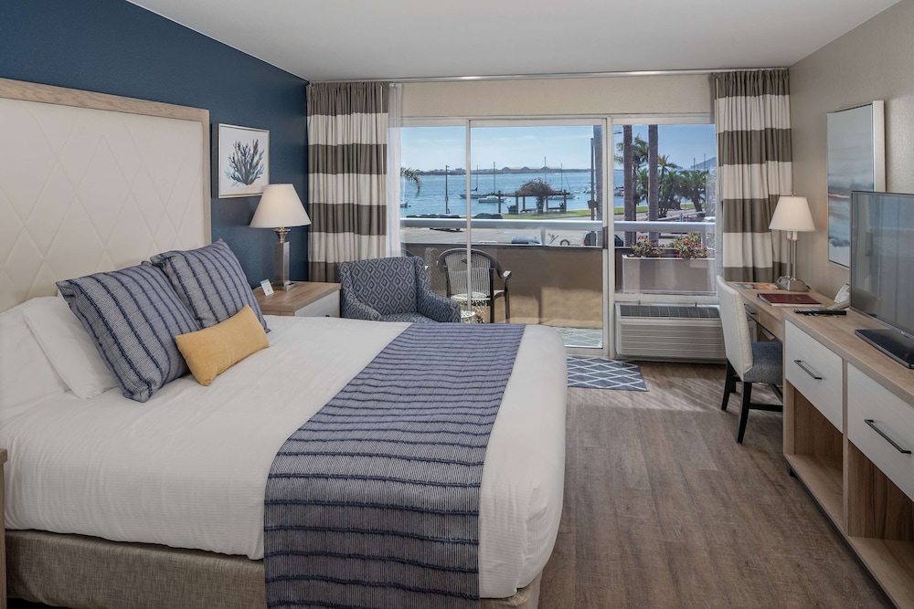 Standard, King Bed, Bay View, Balcony