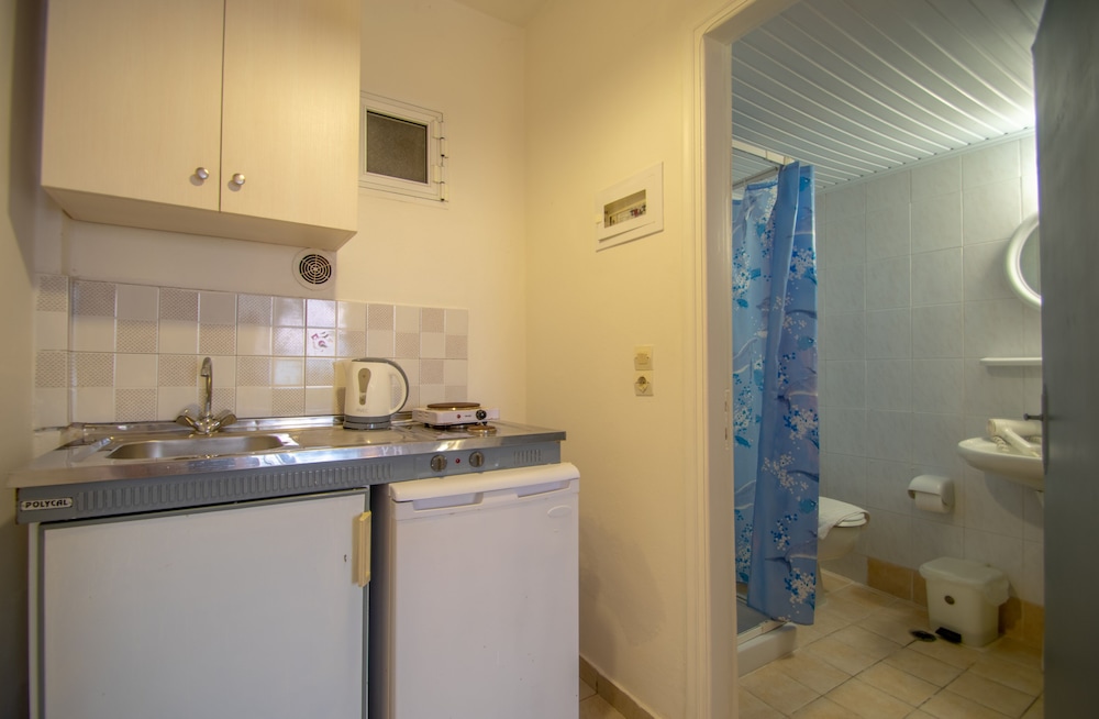 Agoulos Inn 48/50