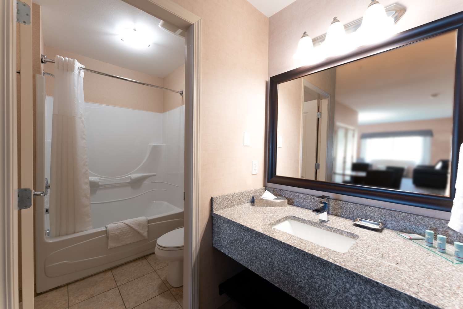 جناح بسرير كينج وسرير كوين بغرفتي نوم مع أريكة بمطبخ صغير، Prestige Cranbrook Hotel, BW Premier Collection 4/4