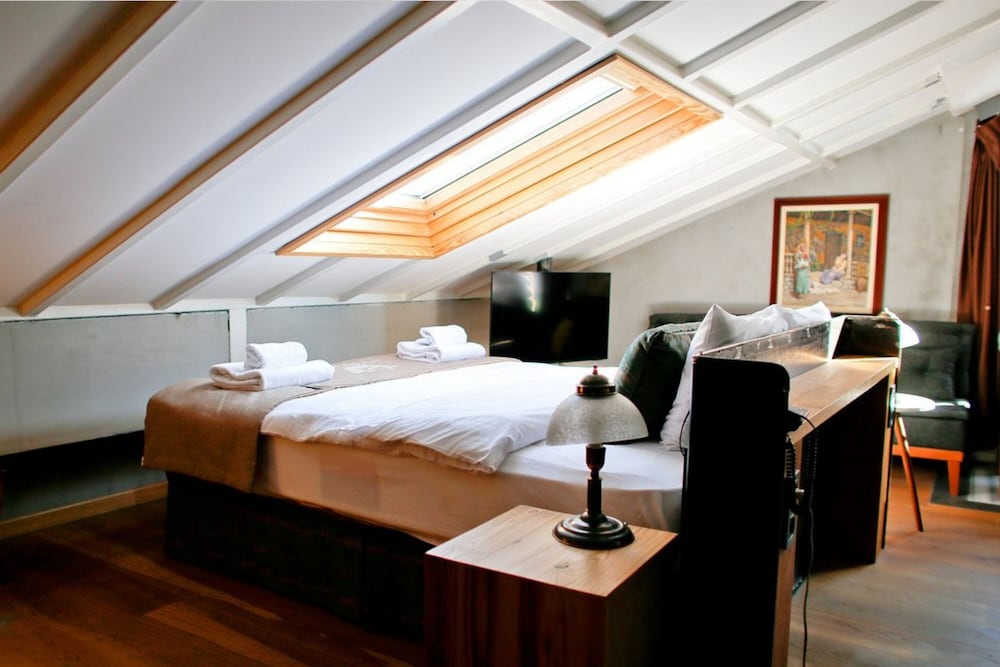 Aleksandr Pera Hotel 13/50