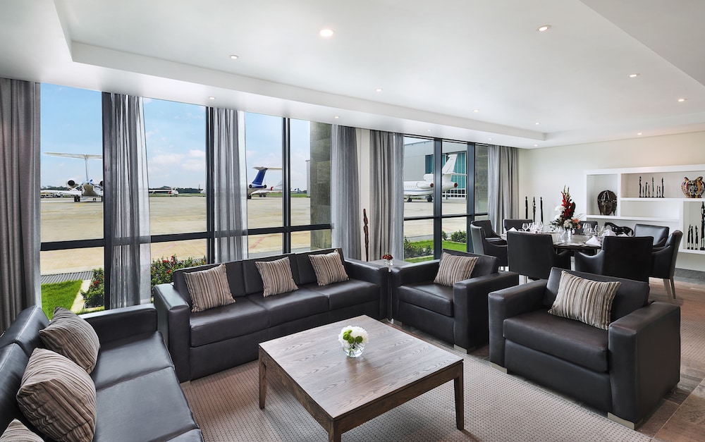 Legend Hotel Lagos Airport Curio Collection By Hilton 36/81