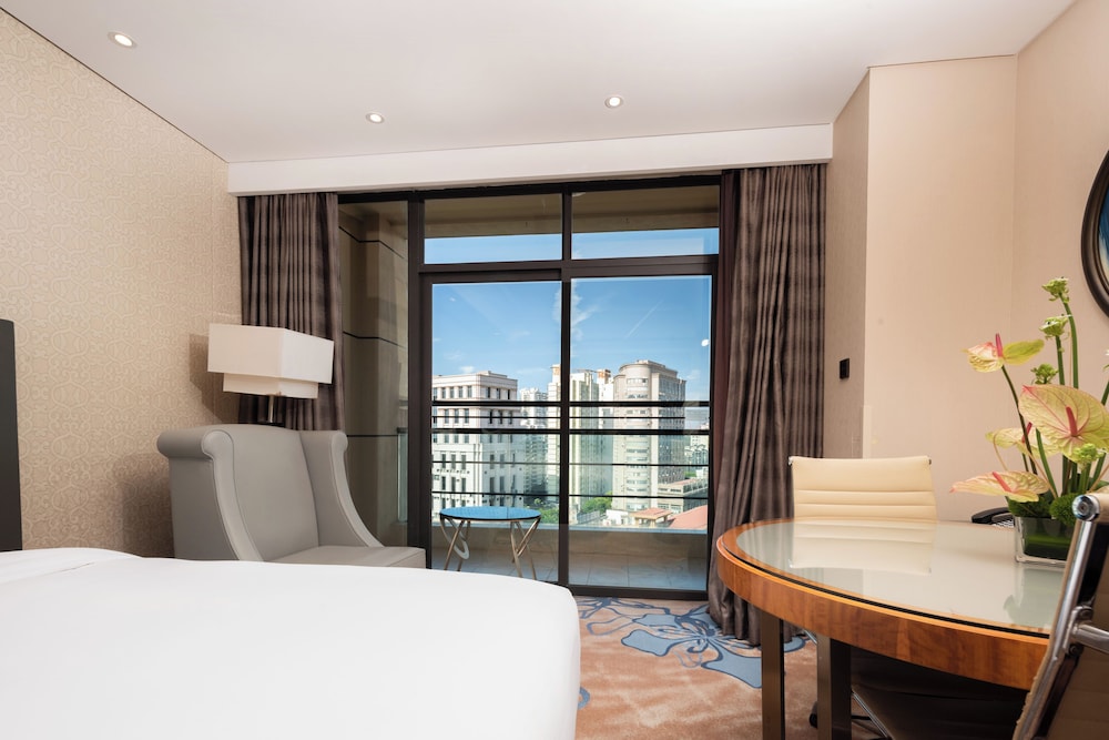 DELUXE, TWIN BEDS, CITY VIEW