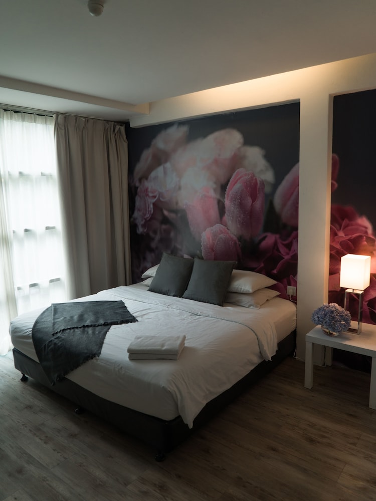 V GARDEN HOTEL 8/34