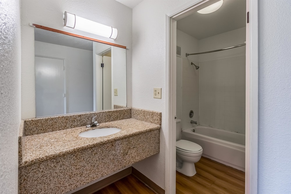 Motel6 Beaverton, OR 11/39