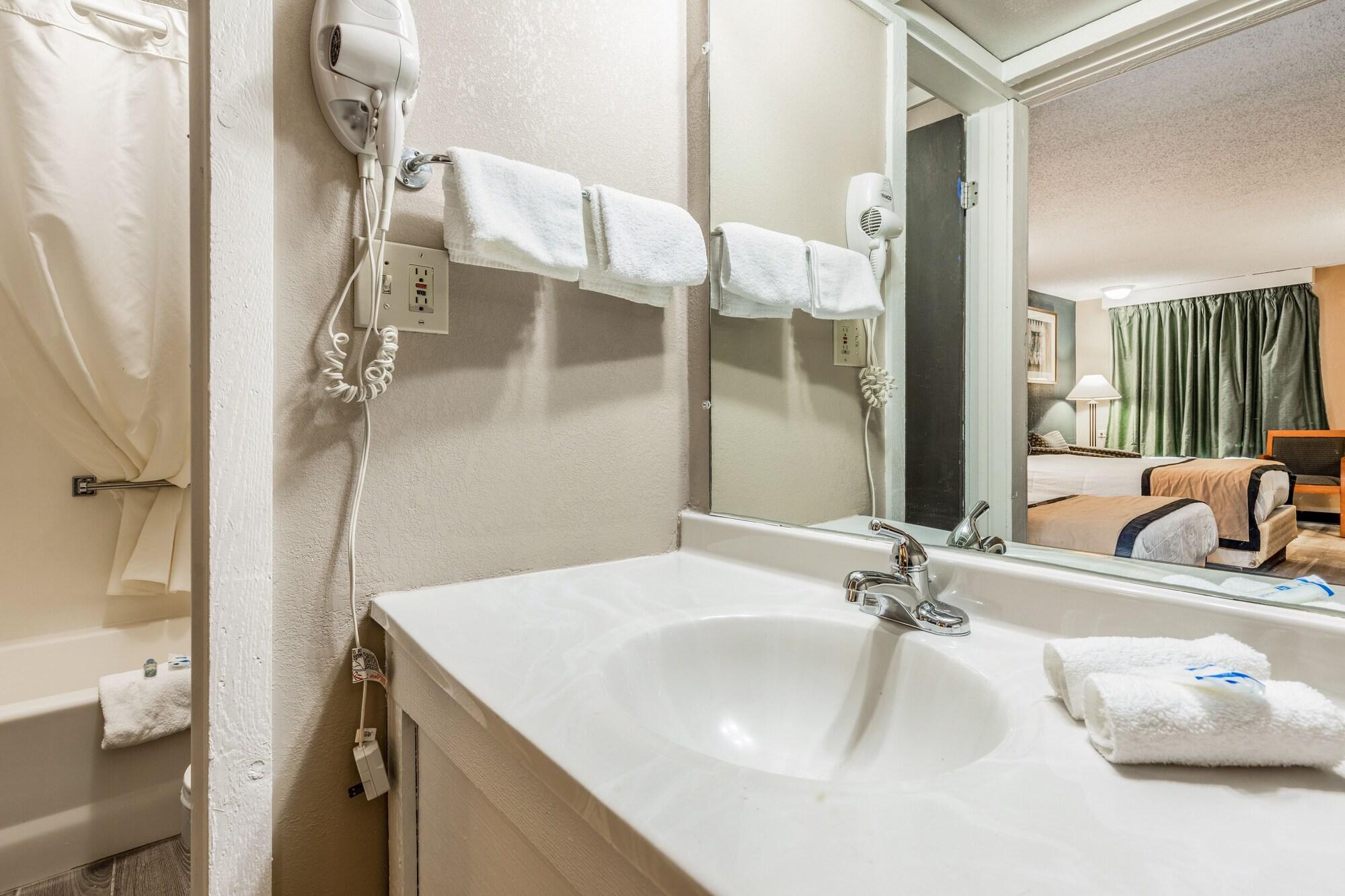 Rodeway Inn & Suites I-94 Kenosha 22/26
