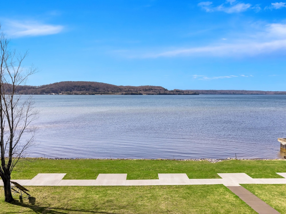 Comfort Inn and Suites Munising - Lakefront 36/49