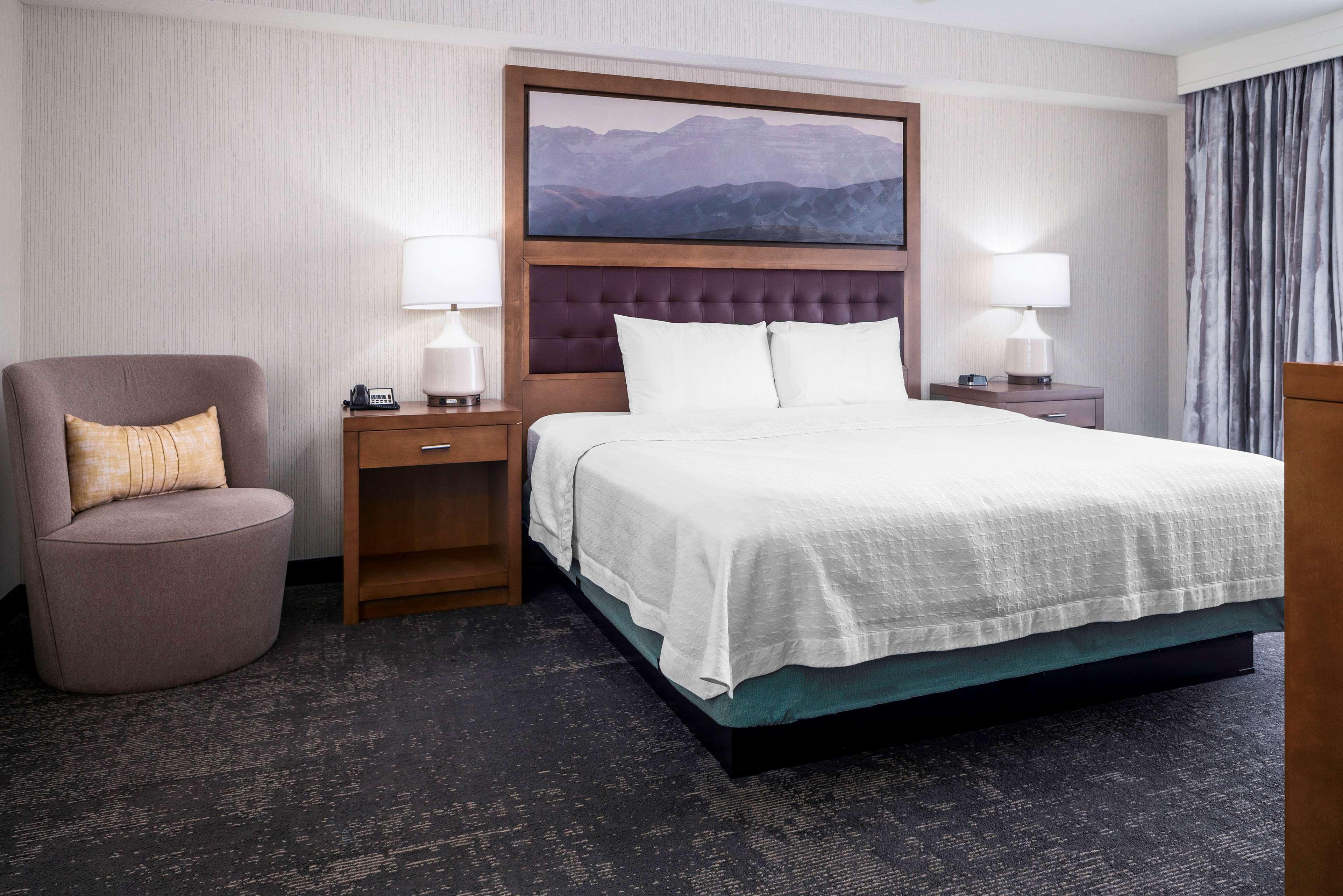2 BEDROOMS, SUITE, 1 KING AND 2 QUEEN BEDS, 2 BATHROOMS
