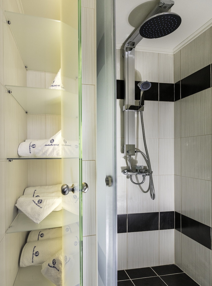 Rhodes Central Suite 36/38