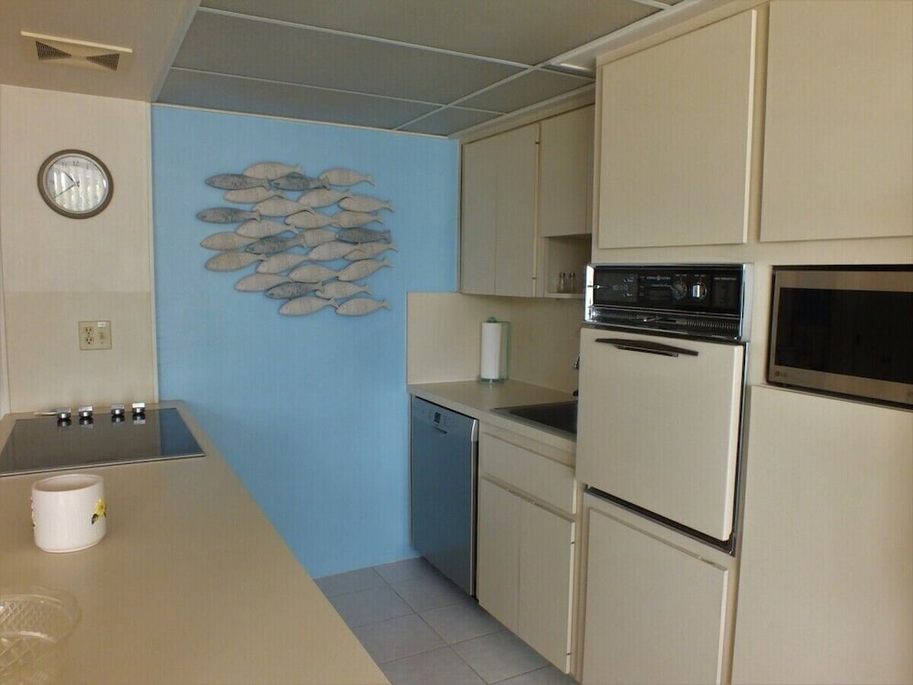 Holiday Isle Yacht Club 10/76