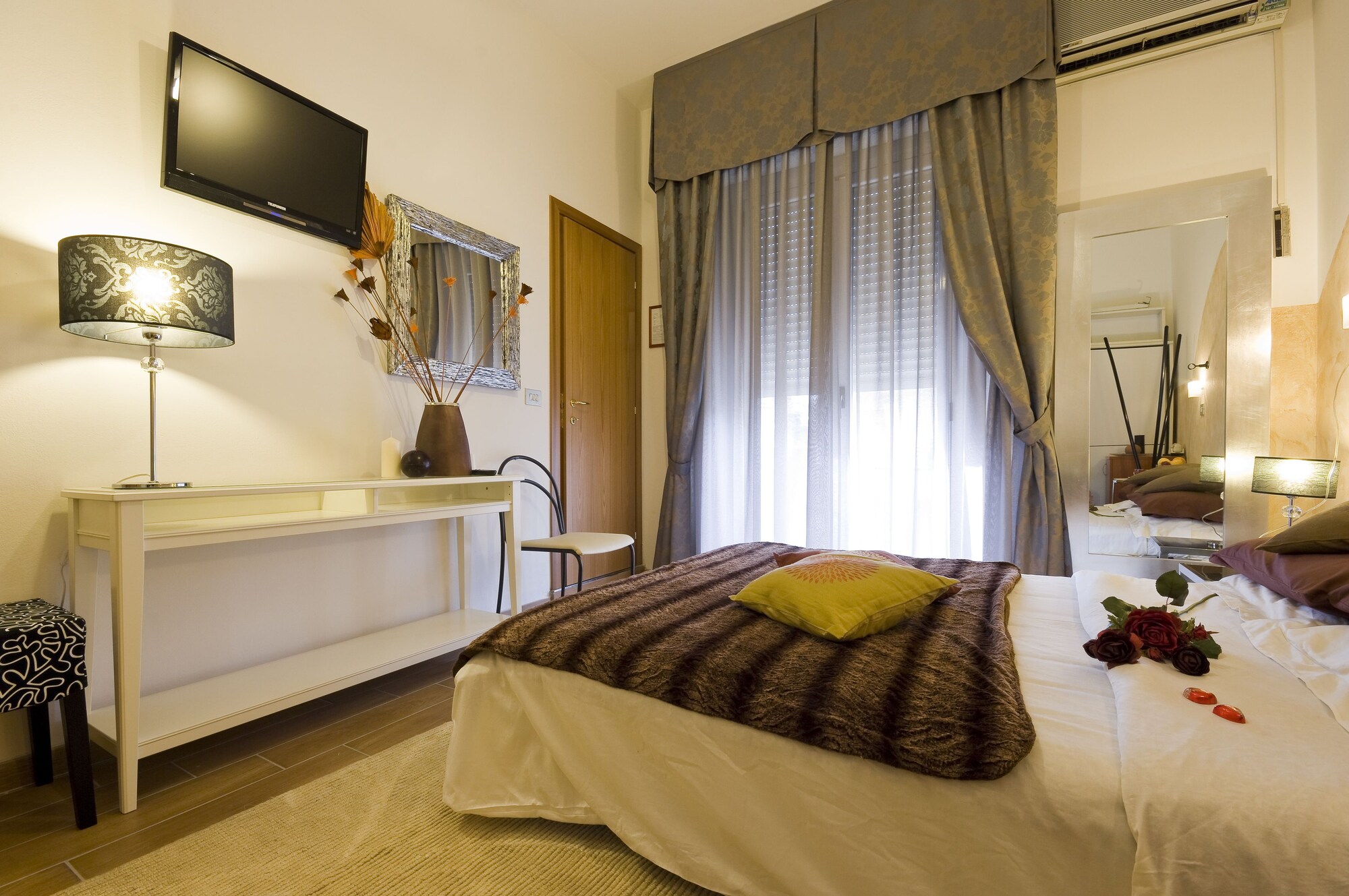 2 BEDROOMS, FAMILY SUITE, 2 BATHROOMS, CORNER